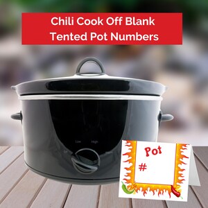 Könnte beinhalten: Ein schwarzer Slow Cooker mit Deckel und seitlichen Griffen. Ein rotes Banner oben zeigt "Chili Cook Off Blank Tented Pot Numbers". Eine gefaltete Karte mit "Pot #" befindet sich vor dem Kocher.