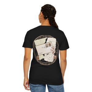 Camiseta teñida de inspiración vintage con diseño de postal floral. Camiseta informal para amantes del arte. Regalo perfecto para cumpleaños, vacaciones y verano.