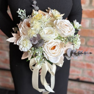 Ivory wedding bouquet, Classic bridal flowers in cream, Traditional off white bouquet for Bride, Handmade faux roses flower arrangement