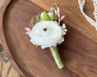 Boutonnière minimalista de ranúnculos para el novio, broche floral para la solapa de la boda, ojal floral clásico y sencillo para los padrinos de boda, accesorio para bodas de verano