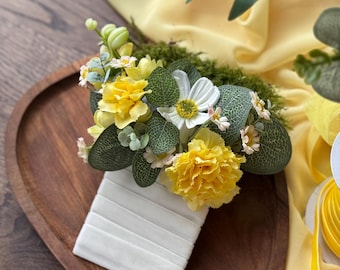 Gelbe Hochzeit Boutonniere für Bräutigam, rustikale Hochzeitsblume, Gänseblümchen Eukalyptus Boutonniere, Sommerhochzeits-Accessoire, Groomsmen Blumenpin