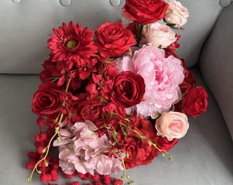 Centro de mesa nupcial con orquídeas rosas, lujoso arreglo floral rojo y rosa, decoración de mesa con orquídeas tailandesas, rosas e hortensias, elegante exhibición floral para eventos.