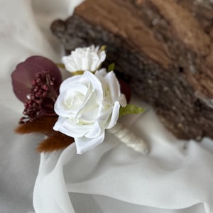Burgundy and warm white boutonniere, Rose flower boutonniere, Minimalist boutonniere, Fall wedding, Burgundy wedding, Classic summer wedding