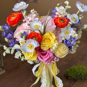 カラフルなブライダルブーケ、素朴なウェディングブーケ、草原の花のブーケ、明るい夏のブーケ、ポピーとラナンキュラスの造花ブーケ