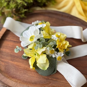 Summer wrist corsage with daisies, Boho wrist corsage, Chamomile corsage bracelet, Yellow bridesmaid corsage, Rustic floral bracelet