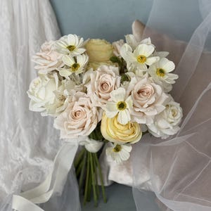 Light pink and white bridal bouquet, Faux flower wedding bouquet with yellow accents, Romantic summer wedding, Roses and daisies bouquet