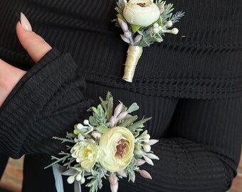 Boutonnieres blancos y verdes para el novio y las damas de honor. Accesorios de boda boho. Boutonniere del novio.