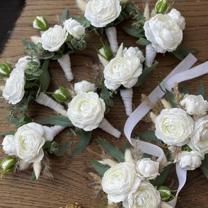 Boutonnière classique, corsage de mariage, boutonnière de roses blanches pour le marié et les garçons d'honneur, corsage de poignet crème et ensemble de boutonnières en option