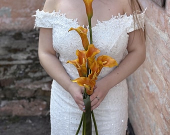 Calla lelie bruidsmeisjesboeket, verbrand oranje bruidsboeket, moderne minimalistische bruidsbloemen, elegante herfst bruidsboeket