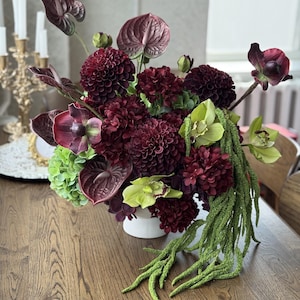 Bourgondië groen bloemstuk, kunstbloem middelpunt, amaranthus orchidee anthurium decor, luxe tafeldecor, statement bloemen