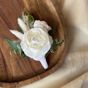 Corsage et boutonnière de mariage de fleurs blanches, boutonnière de mariage blanc et vert, mariage bohème, mariage classique, boutonnière élégante