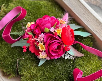 Roses and Wildflower Wrist Corsage, Vibrant Wedding Corsage for Bridesmaids, Realistic Fuchsia Wrist Corsage, Prom Corsage,  Summer Wedding