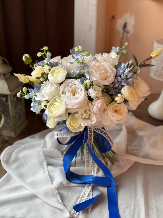 Eleganter Brautstrauß mit Rosen, Ranunkel, Matthiola, Sommerhochzeitsblumen, Weißer und Blauer Hochzeitsstrauß, Brautjungferstrauß