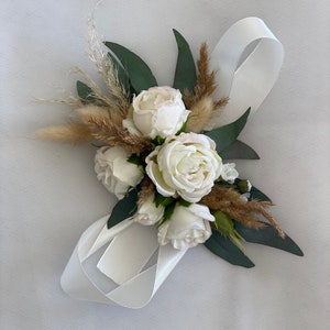 Classic Wedding Corsage Bracelet, White Roses Wrist Corsage, Wedding Corsage for Mother of the Bride, Corsage Bridesmaid, Spring Wedding
