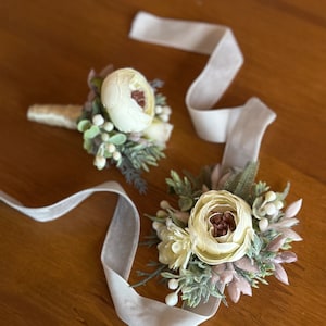 White and light purple flower wrist corsage and boutonniere set for classic wedding, Wedding accessories for guests, mother of the bride