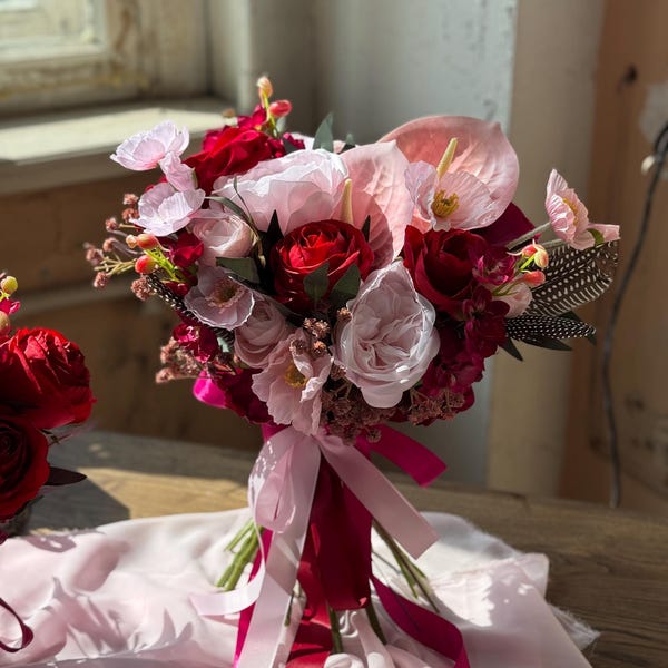 Brautstrauß mit Anthurie, Rosen und Ranunkeln, Romantische Rot und Rosa Hochzeitsblumen, Kunststrauß, Herbst Winter Hochzeit