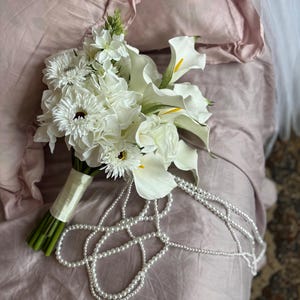 White bridal bouquet, elegant artificial wedding bouquet with pearls, white calla lily bridal bouquet, modern minimalist wedding