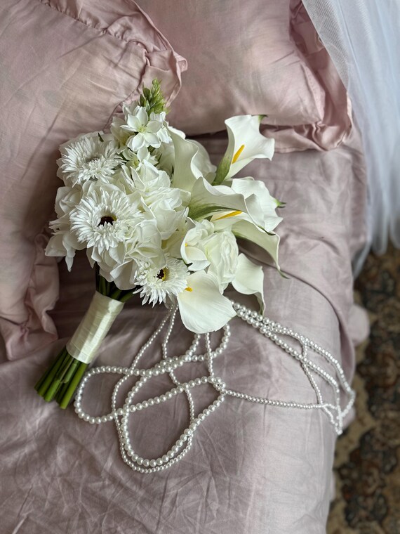White Bridal Bouquet, Elegant Artificial Wedding Bouquet  display picture 3