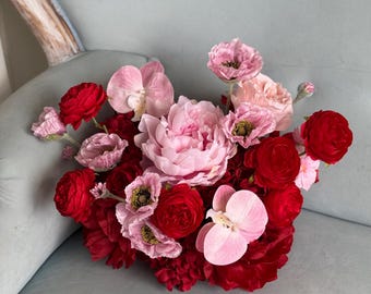 ピンクの蘭のフラワーアレンジメント、豪華なウェディングセンターピース、ロマンチックなピンクと赤の花の装飾、造花の牡丹と紫陽花のテーブルアレンジメント