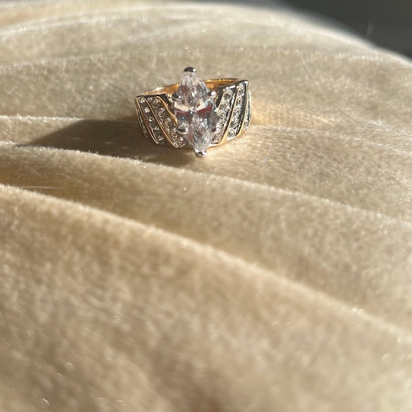 Vintage gold toned cocktail ring