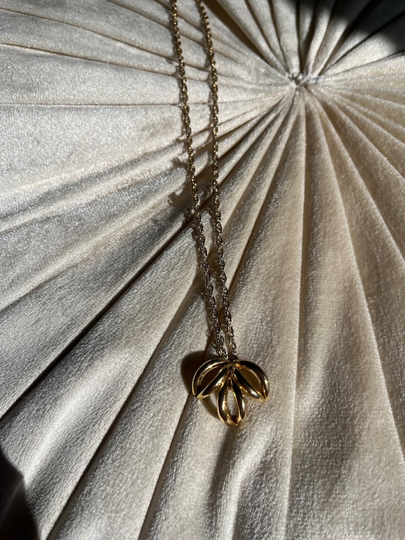 Vintage gold toned leaf necklace