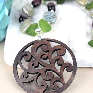 Pendentif en bois sculpté à la main, collier oeil de tigre en verre vert de mer, collier de pierres précieuses, collier tendance, collier audacieux, cadeau pour elle
