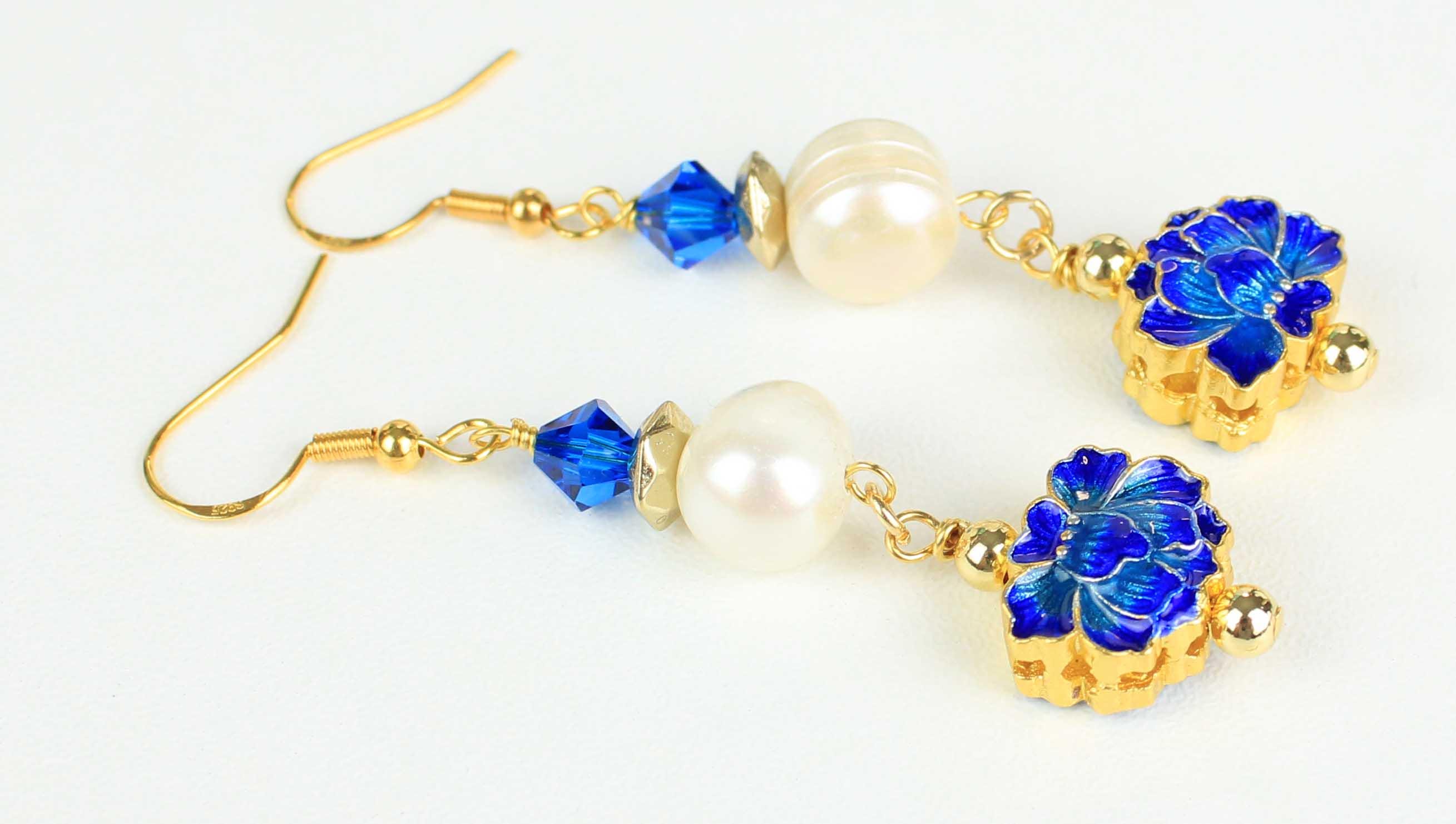 Boucles D’oreilles Pendantes Fleurs De Lotus Doré Avec Perles Bleues – Fait Main