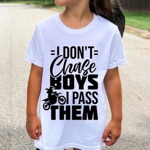 Non inseguo i ragazzi, li sorpasso T-shirt a maniche corte da gioventù / Maglietta da gioventù per il giorno della gara / MX Go Kart Sprint Car Stock Car Drag Racing
