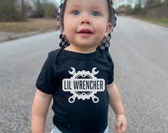 LIL WRENCHER baby bodysuit van fijne jersey | Baby racerompertje voor kinderen | MX Go Kart Sprint Car Stock Car Drag Racing Race Day-bodysuit