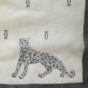 Pañuelo de seda Cartier con diseño de pantera en blanco y negro cuadrado, estilo vintage, único y lujoso.