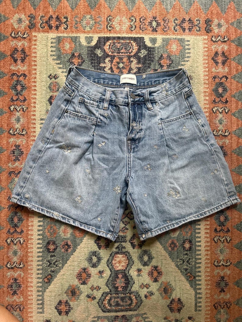 Anthropologie Driftwood Elizabeth Floral Embroidered Pleated Shorts 25 imagem 2