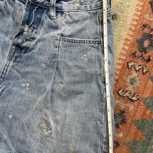 Anthropologie Driftwood Elizabeth Floral Embroidered Pleated Shorts 25 imagem 7