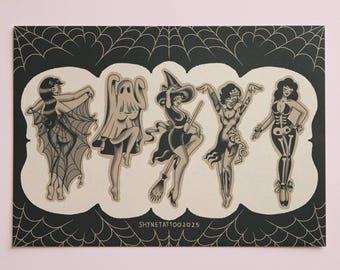 Puede incluir: Una lámina artística rectangular con cinco ilustraciones en negro y beige de figuras disfrazadas, incluyendo una capa de telaraña, un fantasma, una bruja en una escoba, un zombi y un traje de esqueleto. El texto SHYNETATTOO2025 está impreso en la parte inferior central.