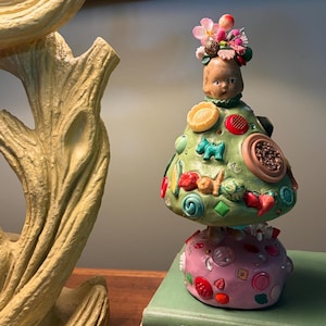 Mädchen aus dem Supermarkt – Fundstück-Kunst-Assemblagepuppe