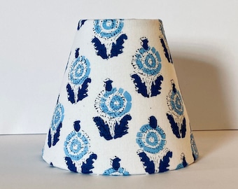 Könnte beinhalten: Ein weißer Lampenschirm mit einem blauen und hellblauen Blumenmuster.