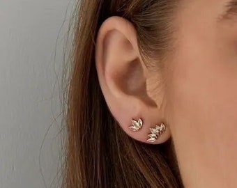 Stud earrings with five diamonds