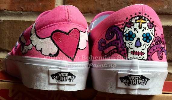 Handgeschilderde dag van de dood aangepaste Vans Slip op schoenen, Mexicaanse Festival Sneakers voor vrouwen, suiker schedels en Cross Boho Calaveras Handgeschilderde dag van de dood aangepaste Vans Slip op schoenen, Mexicaanse Festival Sneakers voor vrouwen, suiker schedels en Cross Boho Calaveras