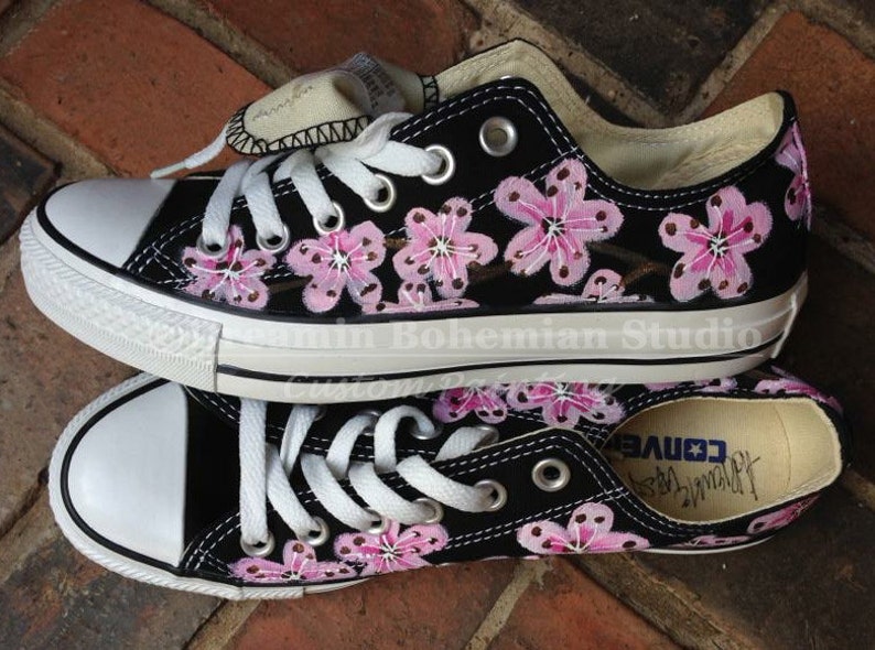Converse basse dessu, japonais Cherry Blossoms sur Converse noir, peint à la main tatouage Art chaussures pour la mariée. Cadeau pour petite amie, Converse basse dessu, japonais Cherry Blossoms sur Converse noir, peint à la main tatouage Art chaussures pour la mariée. Cadeau pour petite amie,