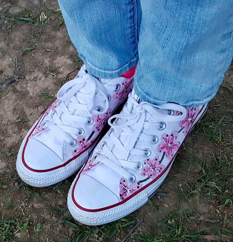 Converse basse dessu, japonais Cherry Blossoms sur Converse noir, peint à la main tatouage Art chaussures pour la mariée. Cadeau pour petite amie, Converse basse dessu, japonais Cherry Blossoms sur Converse noir, peint à la main tatouage Art chaussures pour la mariée. Cadeau pour petite amie,