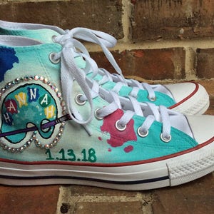 Aangepaste vleermuis mitswa geschilderd Converse met gepersonaliseerde kristallen bling voor verjaardagsfeestje schoenen tienermeisjes