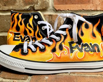 Zapatillas altas Converse personalizadas pintadas con llamas diseno naranja y amarillo intenso para hombres mujeres exhibiciones de autos y