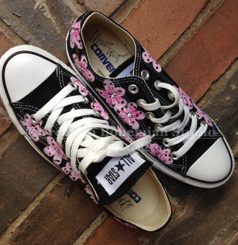 Converse basse dessu, japonais Cherry Blossoms sur Converse noir, peint à la main tatouage Art chaussures pour la mariée. Cadeau pour petite amie, Converse basse dessu, japonais Cherry Blossoms sur Converse noir, peint à la main tatouage Art chaussures pour la mariée. Cadeau pour petite amie,