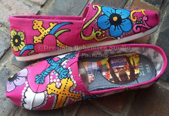 Handgeschilderde dag van de dood aangepaste Vans Slip op schoenen, Mexicaanse Festival Sneakers voor vrouwen, suiker schedels en Cross Boho Calaveras Handgeschilderde dag van de dood aangepaste Vans Slip op schoenen, Mexicaanse Festival Sneakers voor vrouwen, suiker schedels en Cross Boho Calaveras