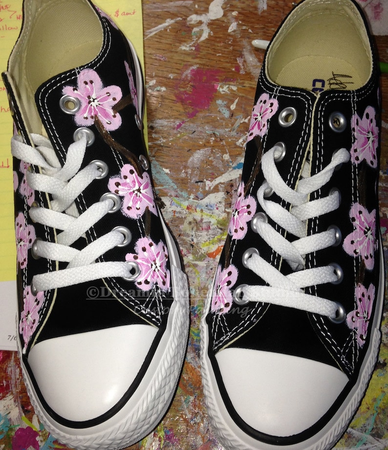 Converse basse dessu, japonais Cherry Blossoms sur Converse noir, peint à la main tatouage Art chaussures pour la mariée. Cadeau pour petite amie, Converse basse dessu, japonais Cherry Blossoms sur Converse noir, peint à la main tatouage Art chaussures pour la mariée. Cadeau pour petite amie,