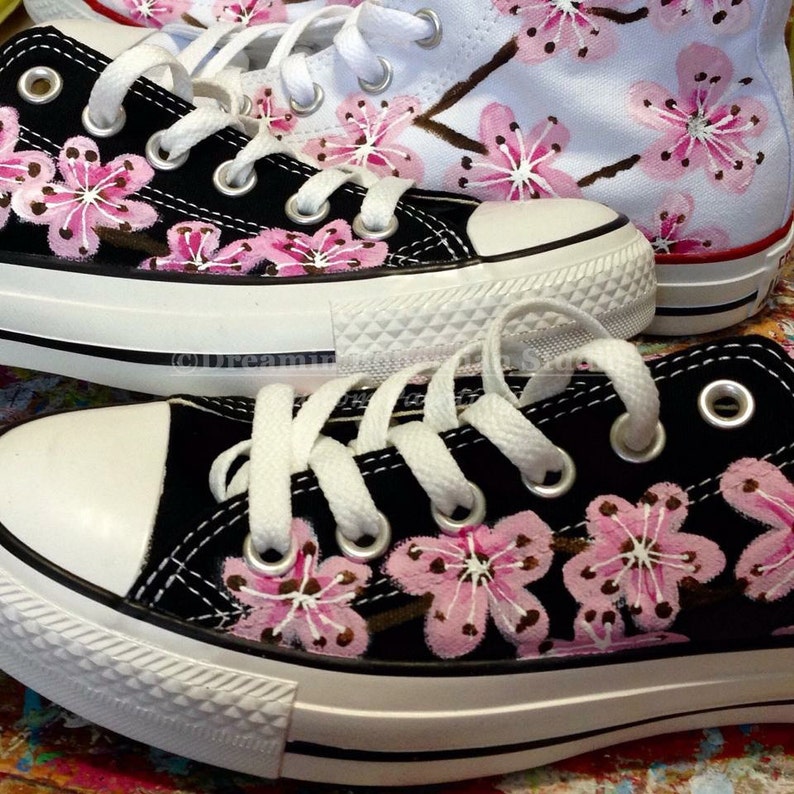 Converse basse dessu, japonais Cherry Blossoms sur Converse noir, peint à la main tatouage Art chaussures pour la mariée. Cadeau pour petite amie, Converse basse dessu, japonais Cherry Blossoms sur Converse noir, peint à la main tatouage Art chaussures pour la mariée. Cadeau pour petite amie,