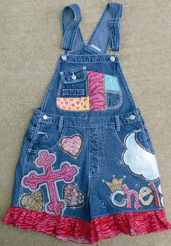 Jeans Overall Mädchen handbemalt Custom Shortalls, Tier Print Herzen, Flügel, Rosen, Kreuze, Kristalle, Christian Geist der Schule tragen, zwischen Jeans Overall Mädchen handbemalt Custom Shortalls, Tier Print Herzen, Flügel, Rosen, Kreuze, Kristalle, Christian Geist der Schule tragen, zwischen