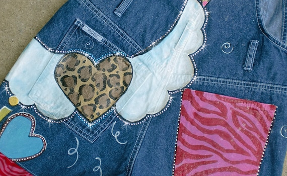Jeans Overall Mädchen handbemalt Custom Shortalls, Tier Print Herzen, Flügel, Rosen, Kreuze, Kristalle, Christian Geist der Schule tragen, zwischen Jeans Overall Mädchen handbemalt Custom Shortalls, Tier Print Herzen, Flügel, Rosen, Kreuze, Kristalle, Christian Geist der Schule tragen, zwischen