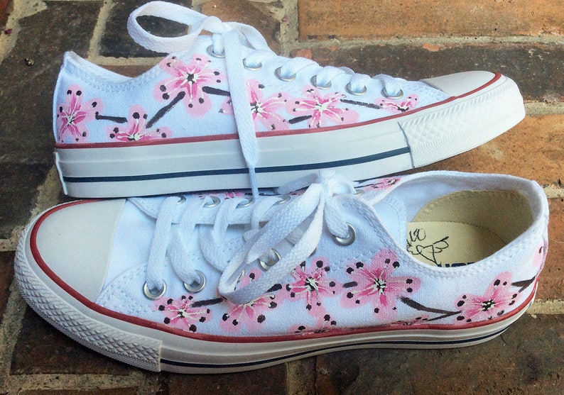 Converse basse dessu, japonais Cherry Blossoms sur Converse noir, peint à la main tatouage Art chaussures pour la mariée. Cadeau pour petite amie, Converse basse dessu, japonais Cherry Blossoms sur Converse noir, peint à la main tatouage Art chaussures pour la mariée. Cadeau pour petite amie,