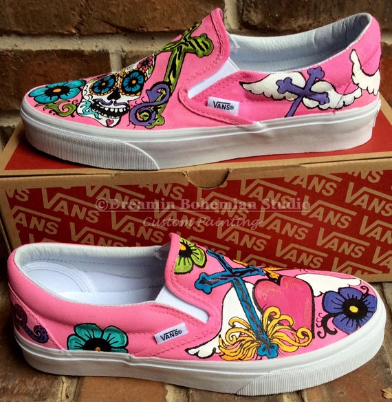 Handgeschilderde dag van de dood aangepaste Vans Slip op schoenen, Mexicaanse Festival Sneakers voor vrouwen, suiker schedels en Cross Boho Calaveras Handgeschilderde dag van de dood aangepaste Vans Slip op schoenen, Mexicaanse Festival Sneakers voor vrouwen, suiker schedels en Cross Boho Calaveras