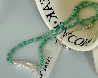 Collar de perlas barrocas con cuentas verdes - collar hecho a mano